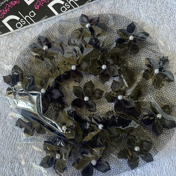 Dasha Designs - Net Bun Cover scattered w/ribbon flowers centered with a pearl - Picture 3 of 6